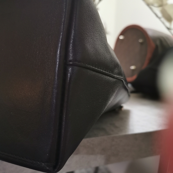 (Sold)💯% authentic Gucci leather purse - Picture 5 of 15